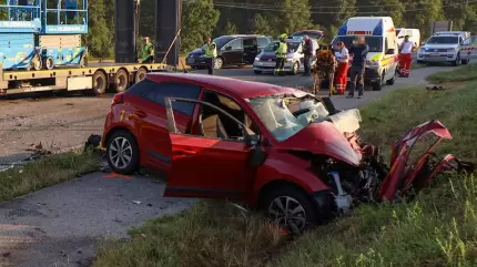 Coincidenţă macabră. Doi frați au murit în accidente aproape identice, la doi ani distanță, pe aceeași șosea din Austria La doi ani după ce o tânără de 25 de ani a murit într-un tragic accident de mașină, fratele ei, în vârstă de 29 de ani, și-a pierdut viața pe aceeași șosea.