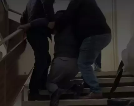 Pacient târât pe scări într-o policlinică din Ploiești pentru că liftul nu funcționa. DSP Prahova s-a autosesizat în urma imaginilor revoltătoare Pacient târât pe scări într-o policlinică din Ploiești pentru că liftul nu funcționa. DSP Prahova s-a autosesizat în urma imaginilor revoltătoare