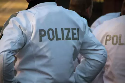 Șofer român fără permis, prins de polițiștii de frontieră din Germania în timp ce încerca să își scoată ilegal fiica din țară Șofer român fără permis, prins de polițiștii de frontieră din Germania în timp ce încerca să își scoată ilegal fiica din țară