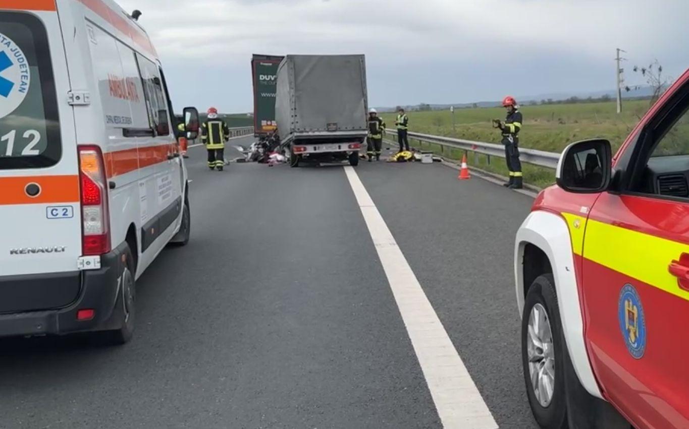 Un șofer de autoutilitară a murit captiv în propria cabină, după ce a intrat în plin într-un TIR oprit în coloană pe A1 la km 433