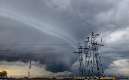 Ploi şi vijelii în toată ţara, până vineri noapte. ANM a emis mai multe avertăzări cod galben de vreme severă