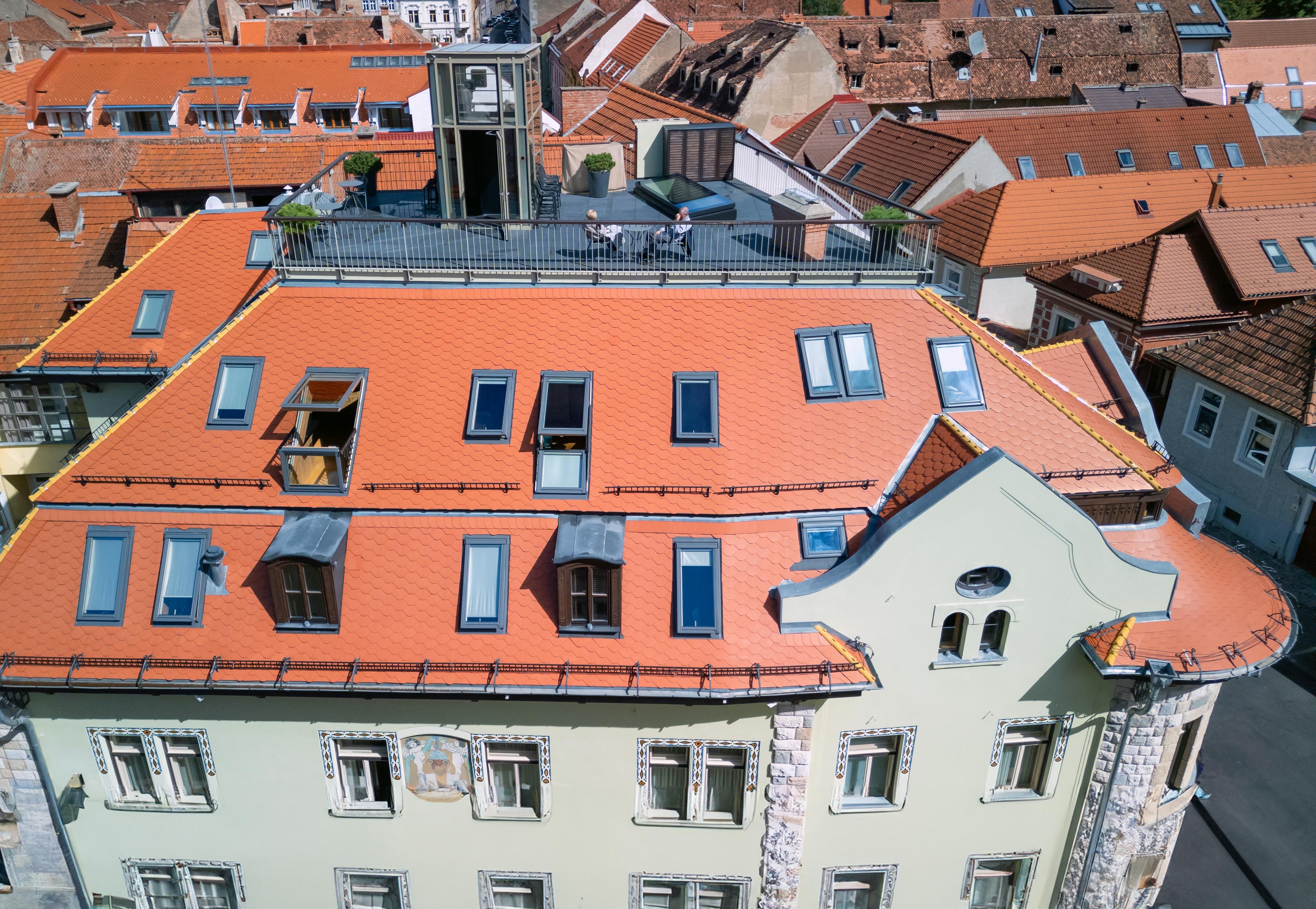 Schuster Boarding House: O bijuterie arhitecturală la poalele Tâmpei, pusă în valoare de ferestrele și balcoanele de mansardă VELUX