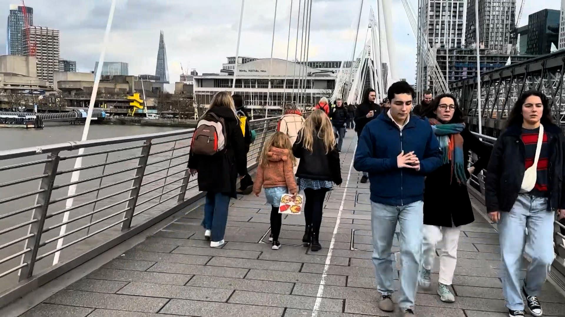 Românii care vor să meargă în UK au nevoie de autorizaţie electronica de călătorie. Cât costă