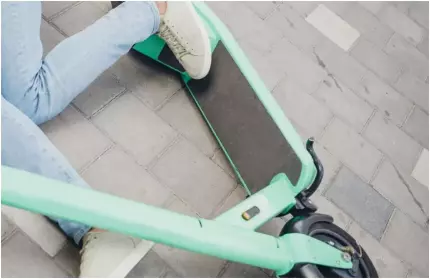 Adolescentă de 15 ani, moartă după ce s-a răsturnat cu trotineta în Argeș. Prietenul ei a fost rănit