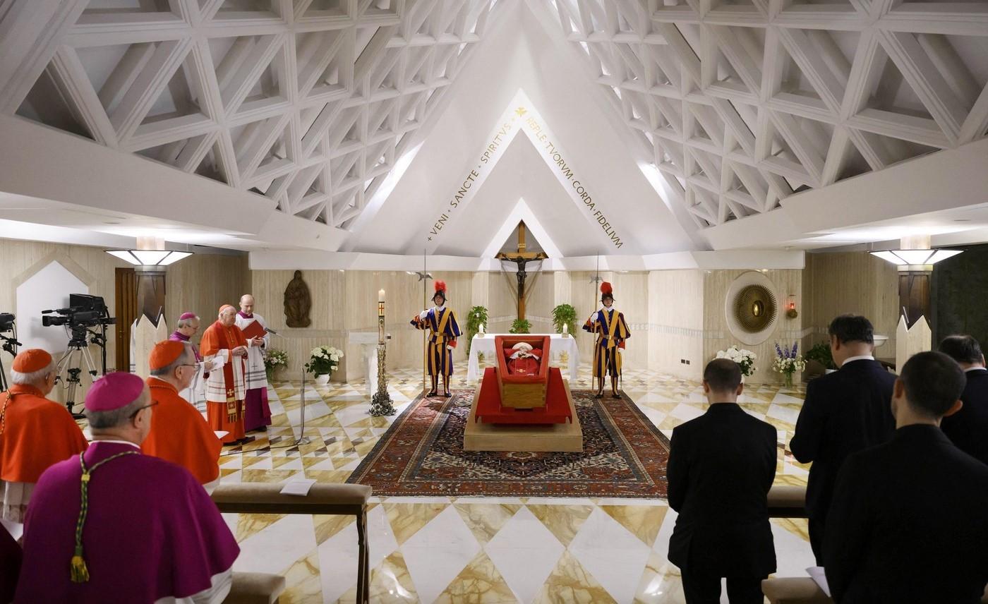 Vaticanul a publicat primele imagini cu Papa Francisc în sicriul deschis