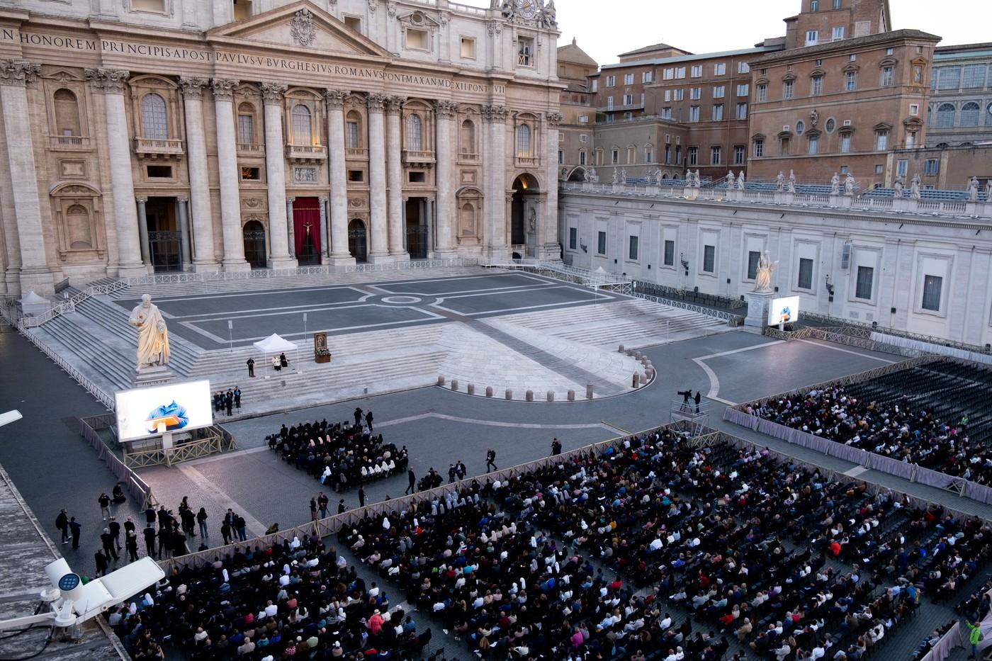 Omagiu adus Papei Francisc în Piața Sfântul Petru