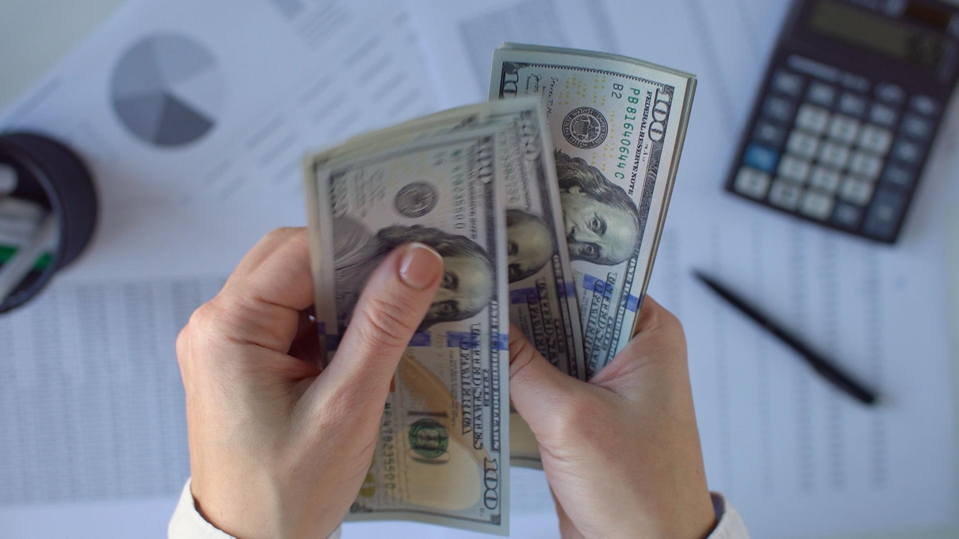 dolar prabuşit pe pieţele internaţionale pe fondul conflictelor din SUA şi declaraţiilor lui Trump