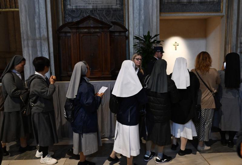 Imagini cu mormântul papei Francisc