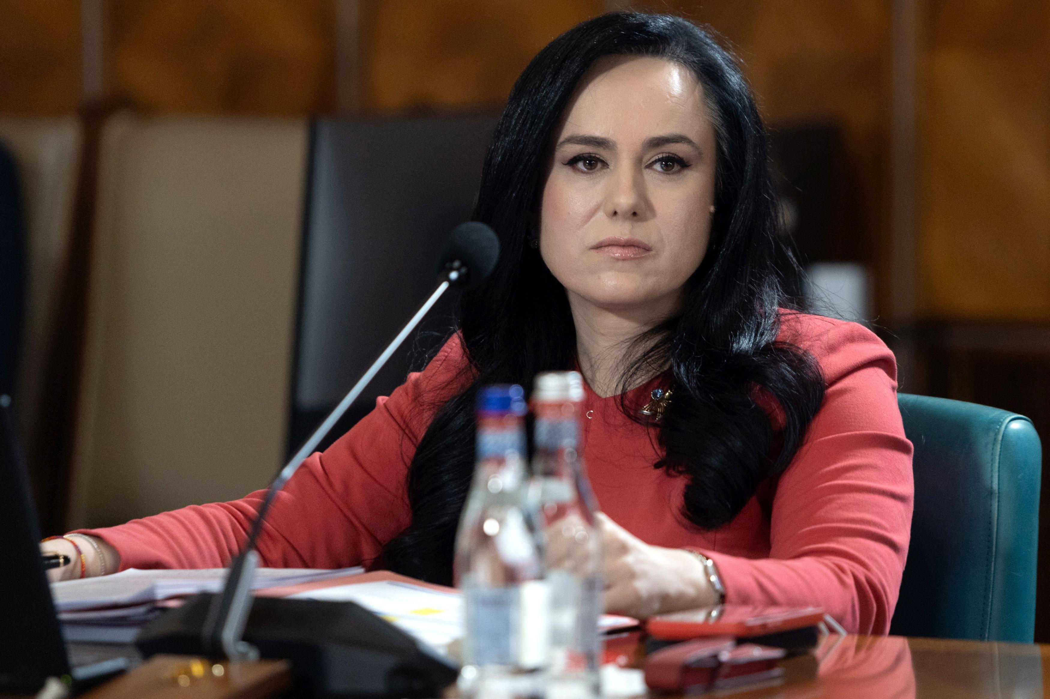 Ministrul Muncii, Simona Bucura Oprescu, în lacrimi; moţiunea simplă a fost adoptată de Senat: Matematică parlamentară pură. Este o nedreptate