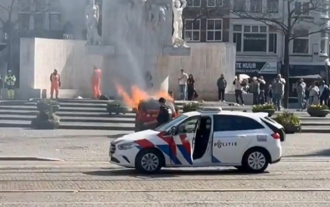 Un individ şi-a aruncat în aer maşina în Amsterdam, ziua în amiaza mare, sub privirile a zeci de turişti