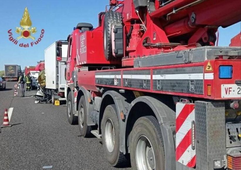 Şofer român, mort în duba strivită sub camion pe o autostradă din Italia. Cozi kilometrice de maşini, după tragedie
