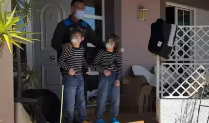Trei frăţiori, ținuți în "casa ororilor" din Spania încă din pandemie. Purtau scutece și trăiau printre mizerie și medicamente Trei copii au fost ținuți izolați în casă timp de peste trei ani, într-o locuință plină de gunoaie, fără acces la școală sau îngrijiri adecvate