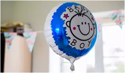 Un băiețel a fost găsit fără suflare în dormitor Un băiețel a fost găsit fără suflare în dormitor cu un balon peste cap