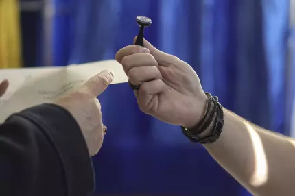 Alegeri prezidenţiale. Cum se numără voturile după închiderea urnelor: procedura e înregistrată audio şi video Alegeri prezidenţiale. Cum se numără voturile după închiderea urnelor: procedura e înregistrată audio şi video