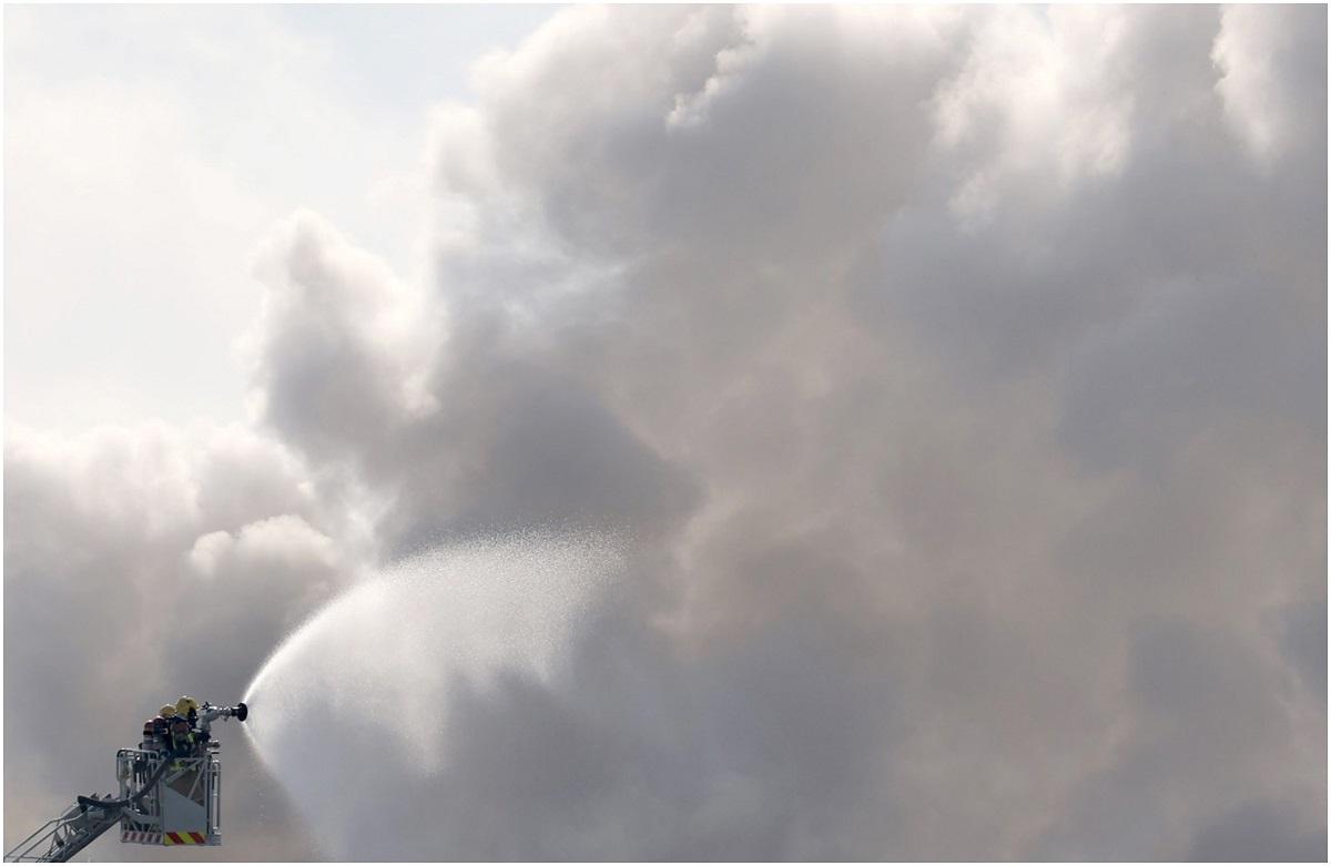 Peste 160.000 de oameni sunt blocați în case din cauza unui nor toxic de clor