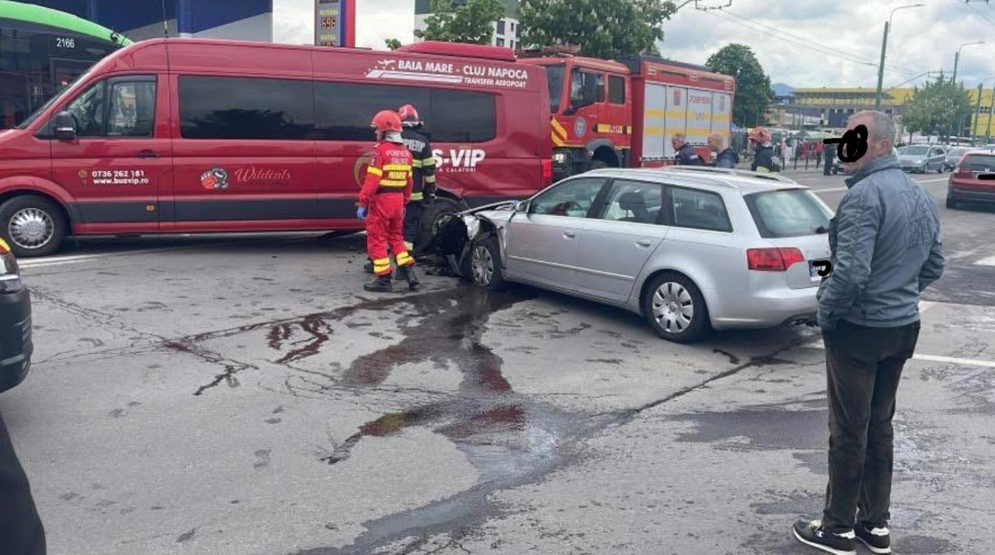 Microbuz cu 15 copii, implicat într-un accident la Brașov: Trei adulţi şi zece copii, transportaţi la spital