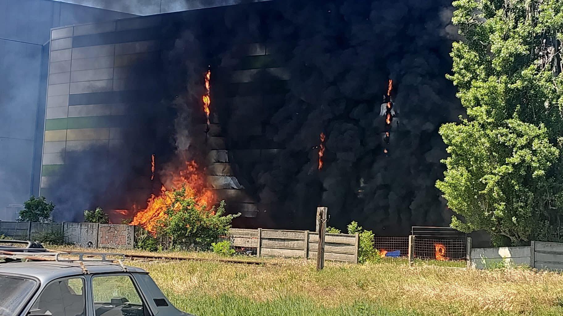 Incendiu în curtea unui centru comercial aflat în renovare, din Arad. A fost transmis mesaj RO-Alert