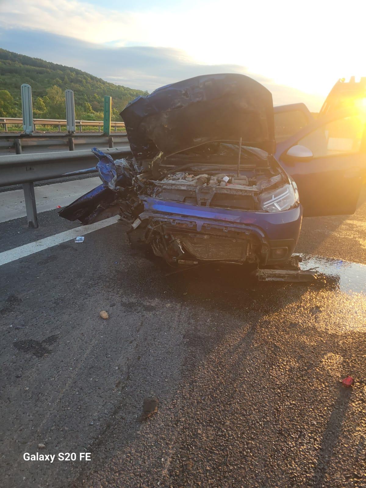 Impact devastator pe A1 în Sibiu: O femeie a murit, după ce maşina în care se afla a intrat într-un TIR care staţiona pe banda de urgenţă