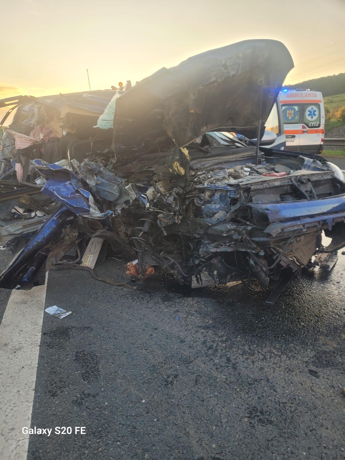 Impact devastator pe A1 în Sibiu: O femeie a murit, după ce maşina în care se afla a intrat într-un TIR care staţiona pe banda de urgenţă