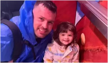 Tatăl acuzat că și-a lăsat fiica să moară în mașină pe caniculă, lăsat de instanță să plece în vacanță Tatăl acuzat că și-a lăsat fiica să moară în mașină pe caniculă, lăsat de instanță să plece în vacanță în Hawaii
