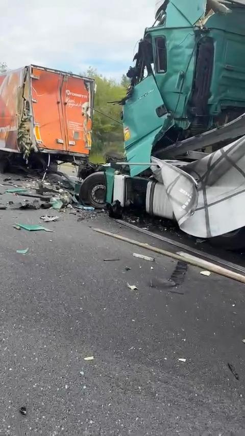 Un TIR înmatriculat în Timiş, implicat într-un accident grav pe autostrada M5 din Ungaria. O femeia aflată pe locul din dreapta a murit