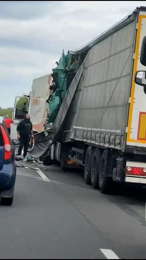 Un TIR înmatriculat în Timiş, implicat într-un accident grav pe autostrada M5 din Ungaria. O femeia aflată pe locul din dreapta a murit