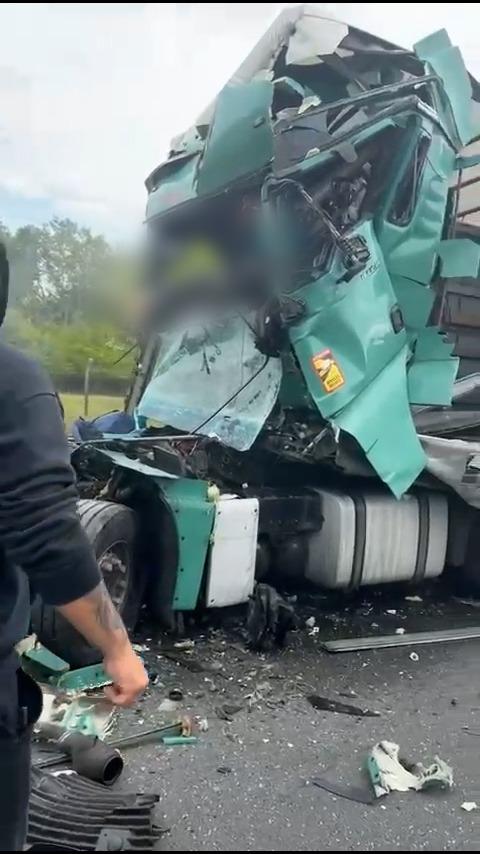 Un TIR înmatriculat în Timiş, implicat într-un accident grav pe autostrada M5 din Ungaria. O femeia aflată pe locul din dreapta a murit