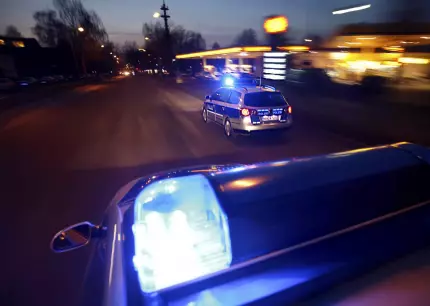 Maşini de poliţie germane în acţiune Un român care a spus că e multimilionar în euro a primit ajutor social din partea Germaniei timp de 5 ani. Cum a păcălit autorităţile