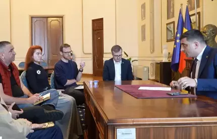 Jurnalişti Digi24, în biroul lui George Simion George Simion acuzat că a filmat, fără știrea lor, jurnaliști Digi în biroul lui în timp ce îi certa: "Nu vă e ruşine? Sunteți asasini mediatici"