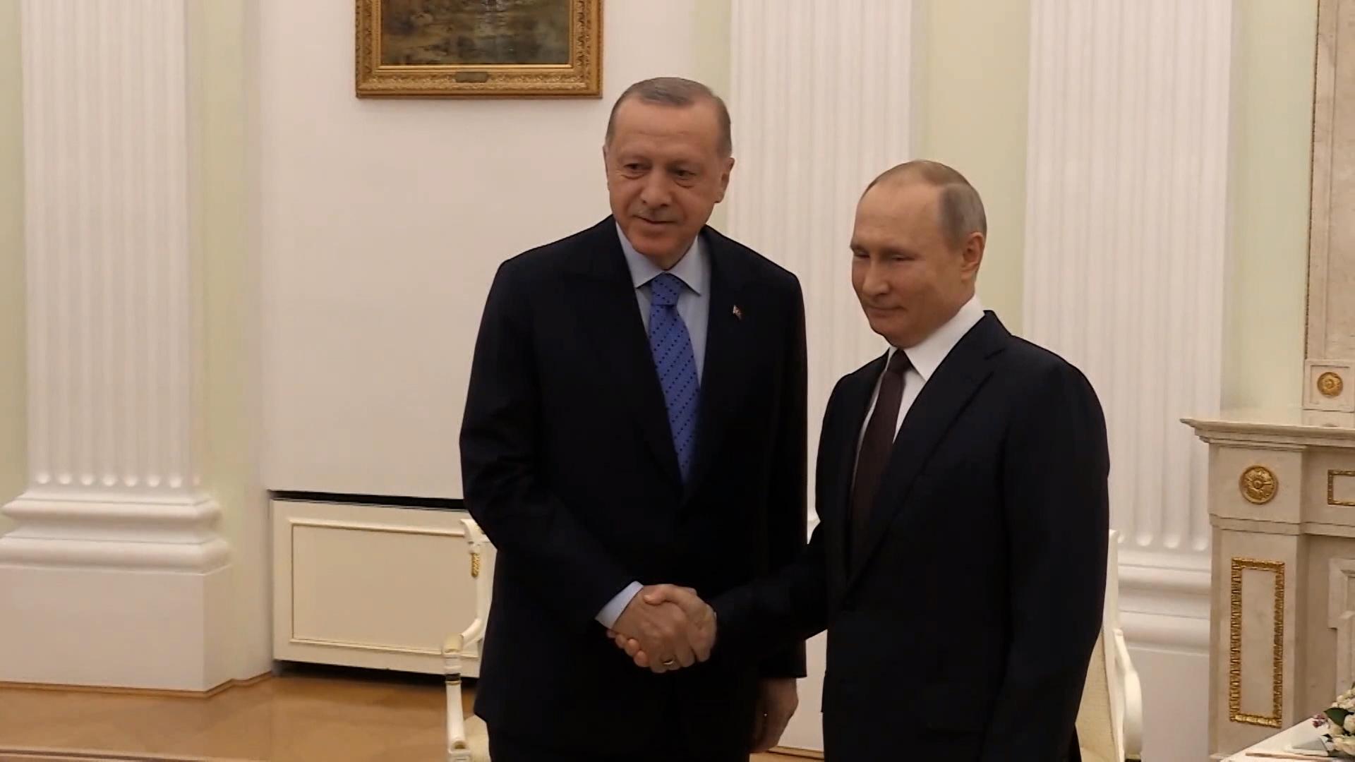 Erdogan l-a sunat pe Putin să-l invite personal la negocierile de pace de la Istanbul. Preşedintele Rusiei amână să dea un răspuns