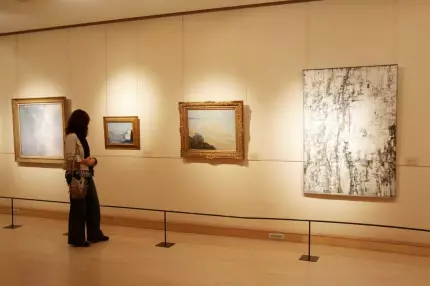 Doi români, tată şi fiu, cercetați în cazul unui jaf la muzeul parizian Marmottan Monet. Cele trei lucrări în valoare de 1,4 milioane euro, găsite în Satu Mare Doi români, tată şi fiu, cercetați în cazul unui jaf la muzeul parizian Marmottan Monet. Cele trei lucrări în valoare de 1,4 milioane euro, găsite în Satu Mare