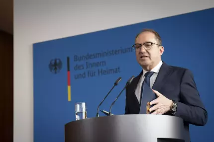 Germania a interzis gruparea de extremă dreapta "Regatul Germaniei". "Monarhul", arestat împreună cu alţi membri Germania a interzis gruparea de extremă dreapta "Regatul Germaniei". "Monarhul", arestat împreună cu alţi membri