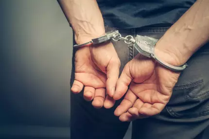 Bărbat reţinut Bărbat încătuşat