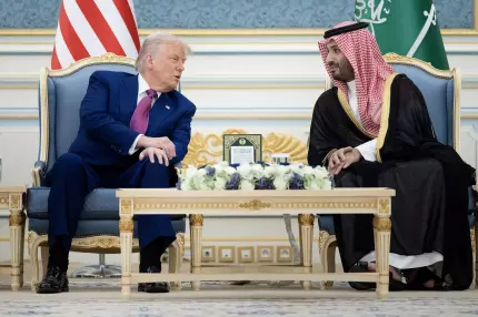 Trump obține investiţii de 600 de miliarde de $ din partea saudiţilor. Acord gigant pentru armament de 142 de miliarde de $ Trump obține investiţii de 600 de miliarde de $ din partea saudiţilor. Acord gigant pentru armament de 142 de miliarde de $