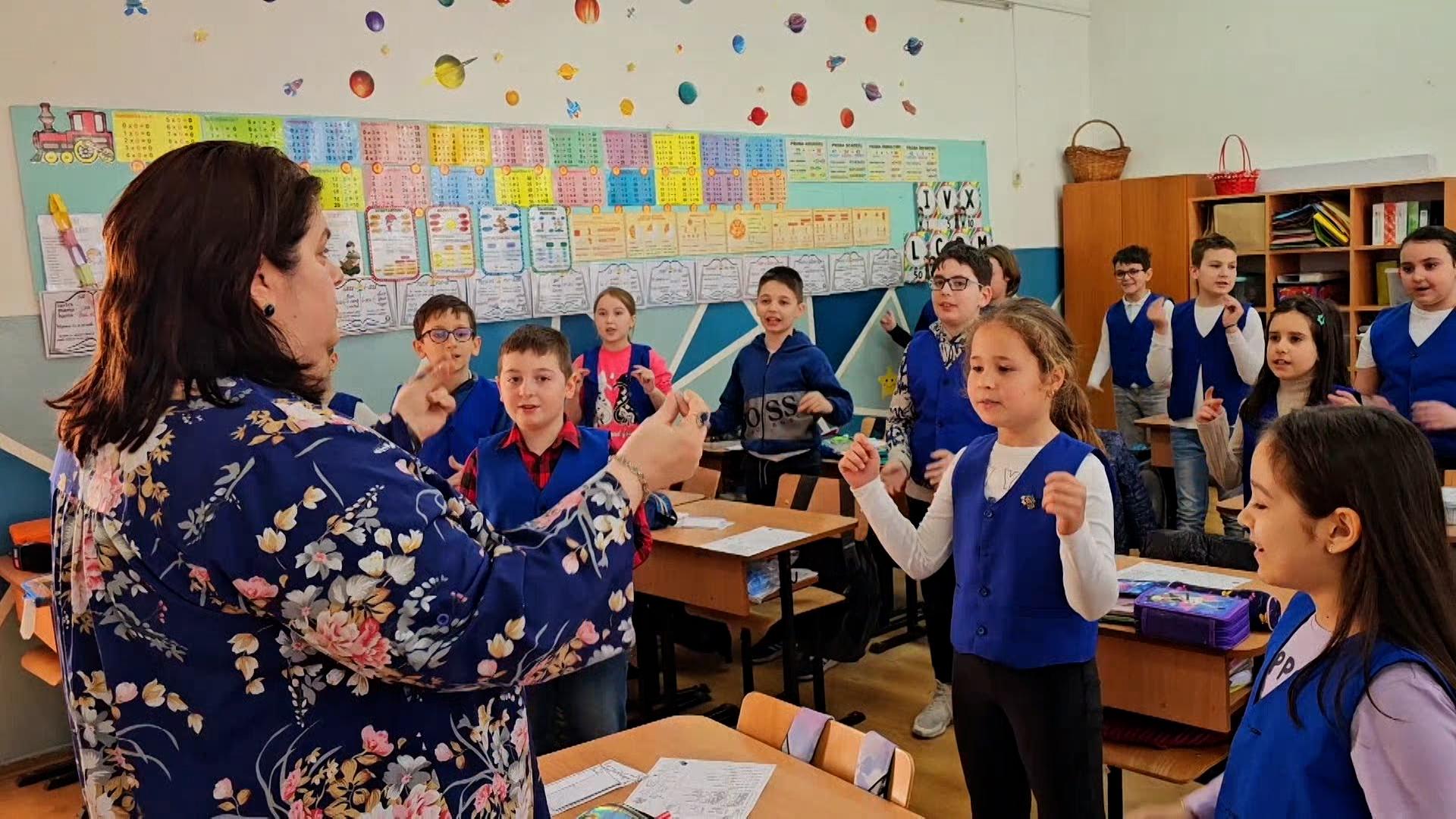 "Elevul va ține minte întotdeauna cum l-ai făcut să se simtă". Roxana Stan, o profesoară care şi-a dedicat cariera copiilor