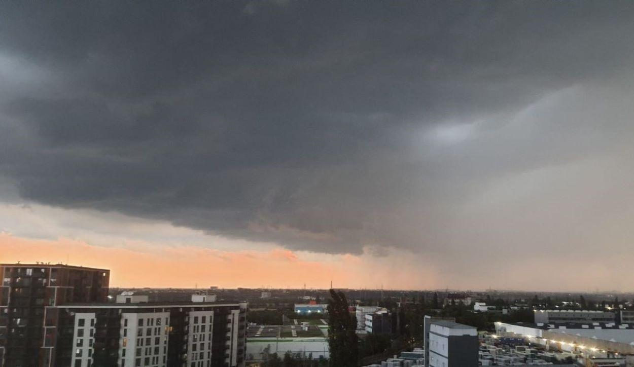 Ploi, vijelii, lapoviţă şi ninsori în toată ţara, de mâine dimineaţă. Vreme severă până sâmbătă