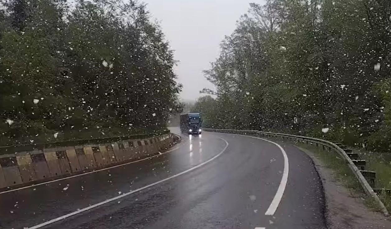 Ploi, frig lapoviță şi ninsori în mai multe zone din ţară, până duminică seară. Cod galben pentru Oltenia și Muntenia