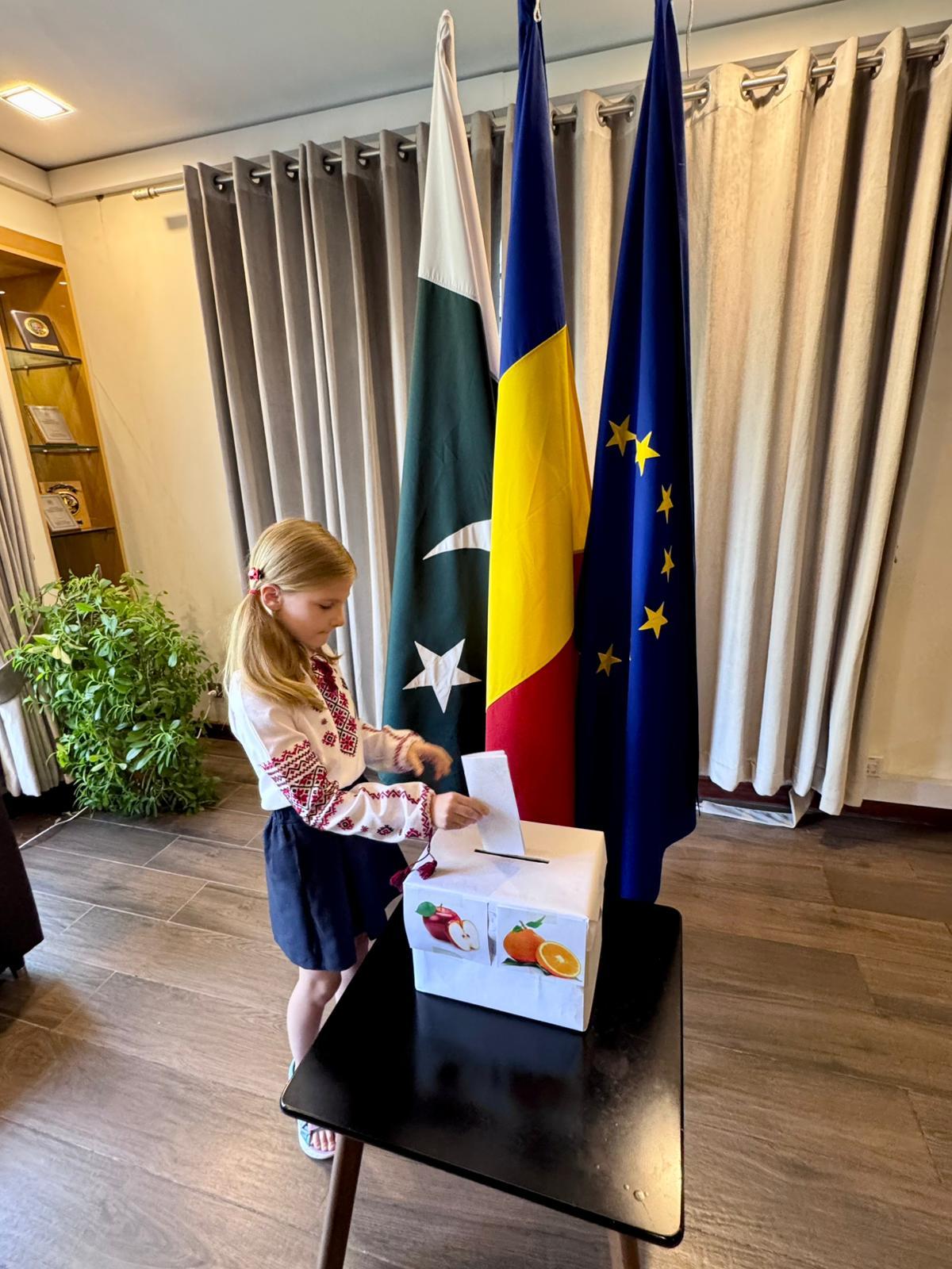 Copiii comunității românești din Pakistan au votat sănătos la Ambasada României