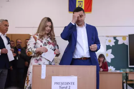 George şi Ilinca Simion votează în turul 2 al alegerilor prezidenţiale George Simion şi-a redeschis conturile de Facebook şi TikTok. Prima postare, în dimineaţa alegerilor