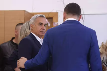 Călin Georgescu şi George Simion, în secţia de votare Reacția Poliţiei, după ce un polițist le-a întrerupt declarațiile lui Simion și Georgescu, in secția de votare