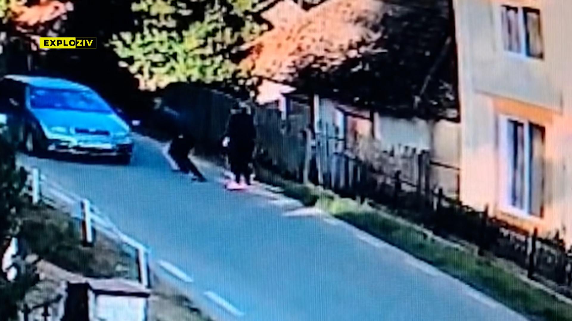 Accident înscenat surprins de camerele de supraveghere. Un bărbat din Maramureş a făcut tot posibilul să fie călcat de maşina vecinului său