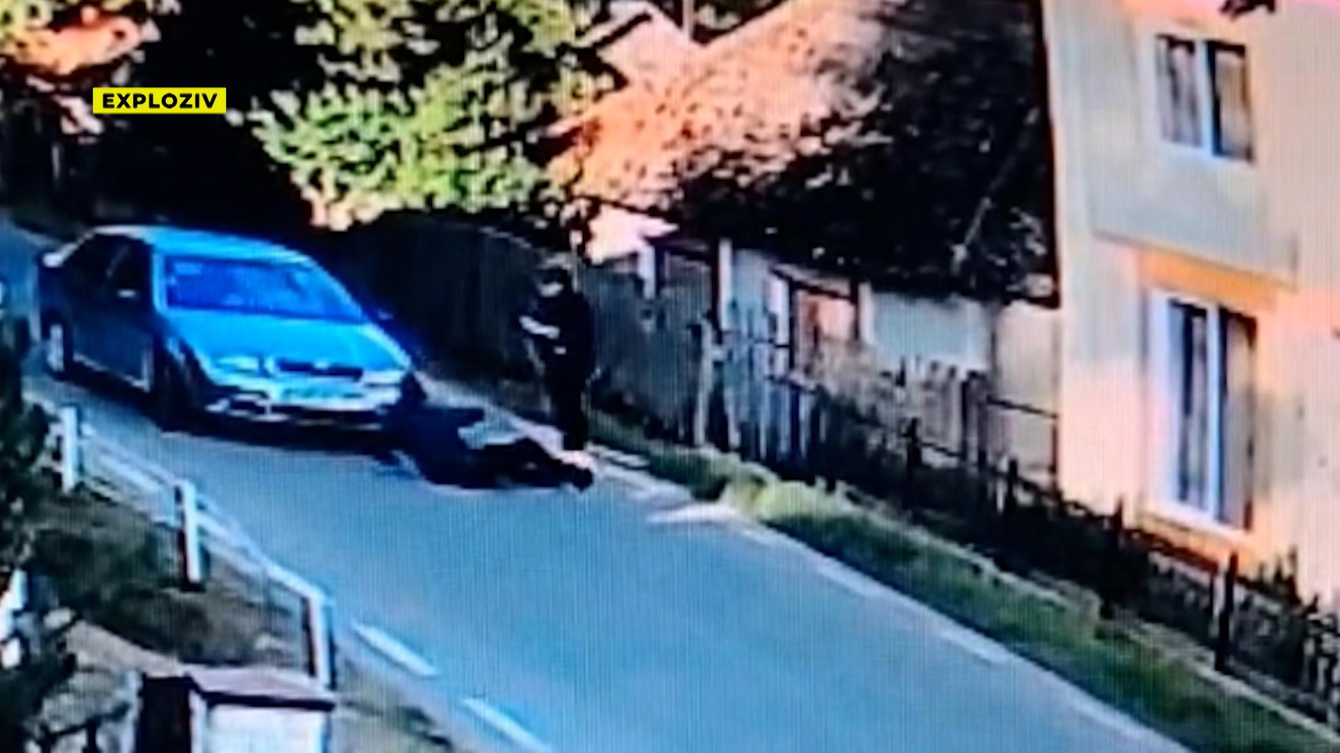 Accident înscenat surprins de camerele de supraveghere. Un bărbat din Maramureş a făcut tot posibilul să fie călcat de maşina vecinului său