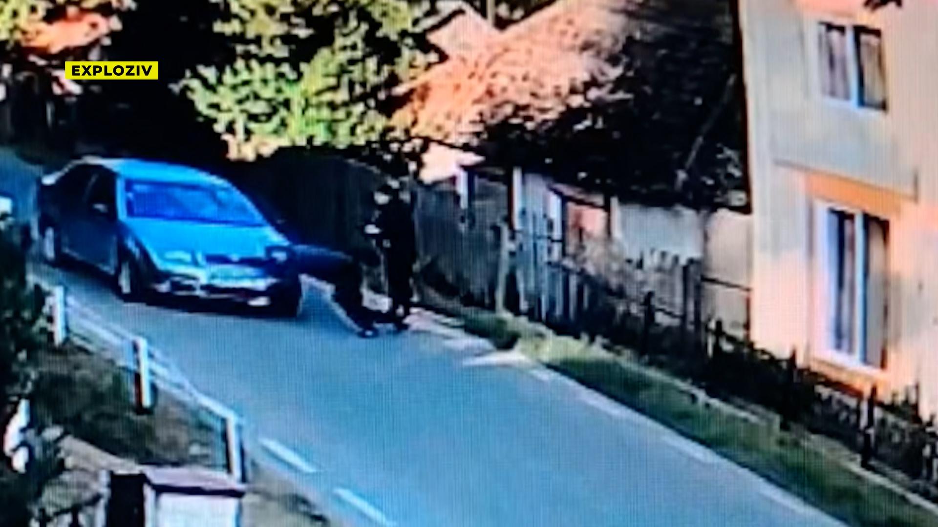 Accident înscenat surprins de camerele de supraveghere. Un bărbat din Maramureş a făcut tot posibilul să fie călcat de maşina vecinului său