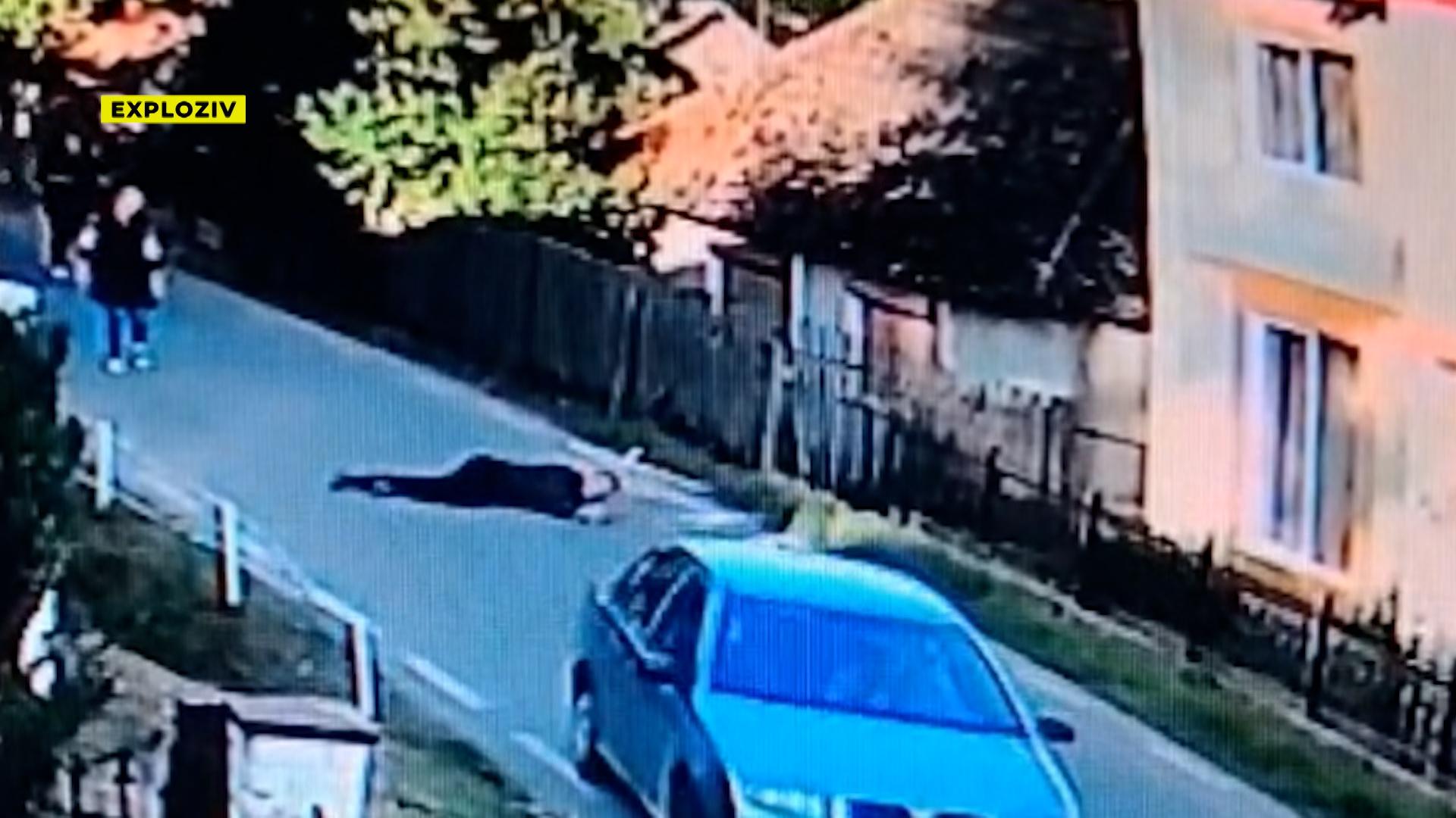 Accident înscenat surprins de camerele de supraveghere. Un bărbat din Maramureş a făcut tot posibilul să fie călcat de maşina vecinului său