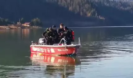 Adolescent dispărut în lacul Colibița, căutat de scafandri. Băiatul a căzut dintr-o barcă şi nu a mai ieşit la suprafaţă Adolescent dispărut în lacul Colibița, căutat de scafandri. Băiatul a căzut dintr-o barcă şi nu a mai ieşit la suprafaţă