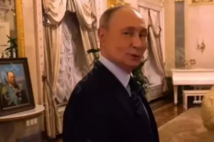 Putin și-a arătat pentru prima dată apartamentul de la Kremlin: "Aici am dormit în ultimii trei ani" Putin și-a arătat pentru prima dată apartamentul de la Kremlin: "Aici am dormit în ultimii trei ani"