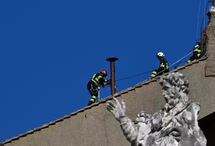 Capela Sixtină Pompierii intalează coșul de fum pe Capela Sixtină