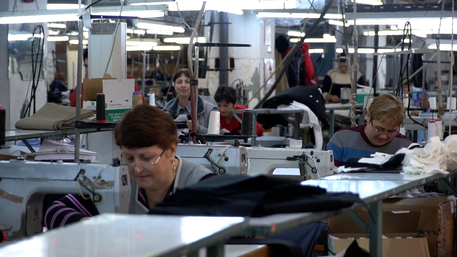 CALCUL: Cu cât scad salariile românilor dacă impozitul pe venit va ajunge la 14%