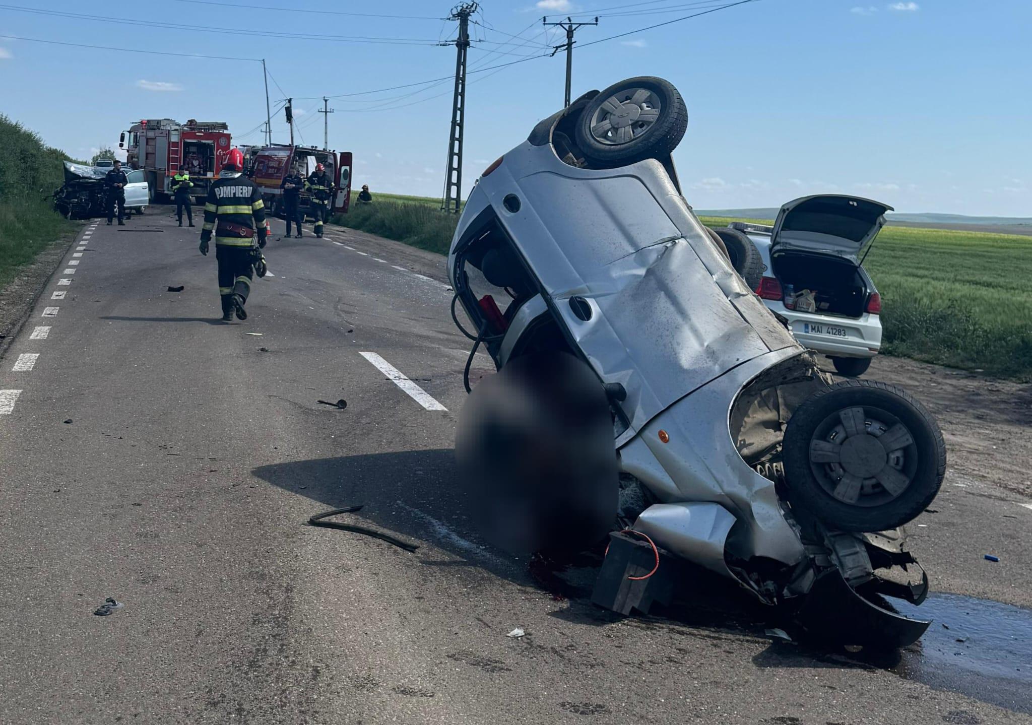 Un mort şi doi răniţi, după ce două maşini s-au izbit violent în Botoşani