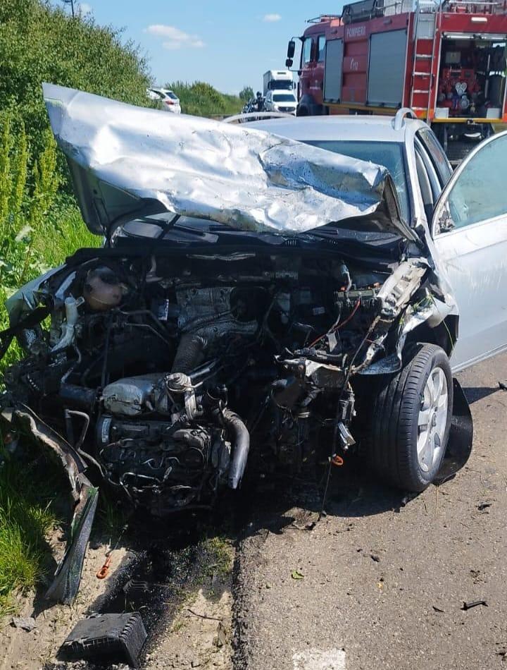 Un mort şi doi răniţi, după ce două maşini s-au izbit violent în Botoşani